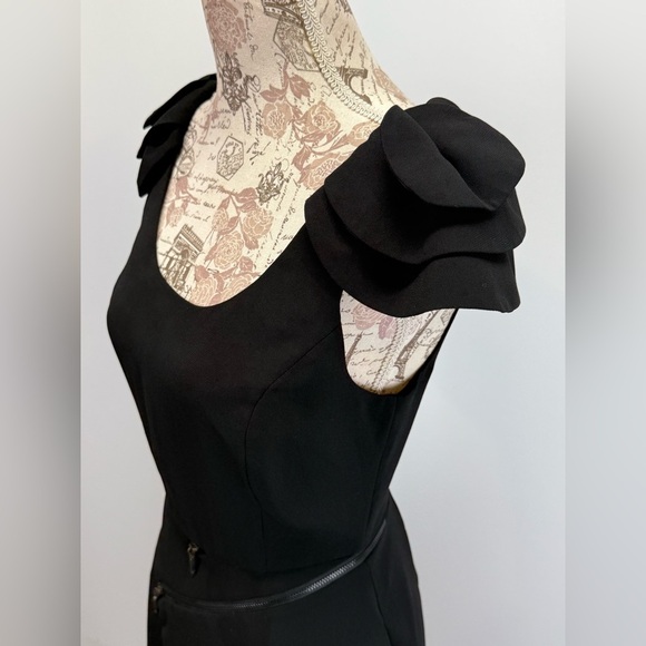 BCBGENERATION Black layered cap sleeve mini sheath dress w/ zipper detail size 6 - Picture 5 of 15